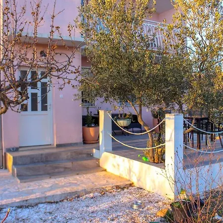 דירה Quiet Countryside House With A Swimming Pool