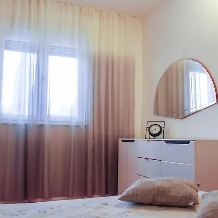 公寓 Quiet Countryside House With A Swimming Pool